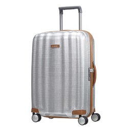 Nová luxusní verze klasiky od Samsonite - Lite-Cube. Bohatý a luxusní skořepinový kufr, kterého bylo dosáhnuto pomocí použití sofistikované kůže spolu s detaily šití a v prémiové paletě barev. Nová luxusní verze klasiky od Samsonite - Lite-Cube. Bohatý a luxusní skořepinový kufr, kterého bylo dosáhnuto pomocí použití sofistikované kůže spolu s detaily šití a v prémiové paletě barev.