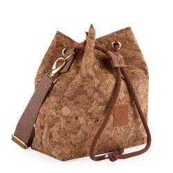 Kabelku můžete nosit pohodlně přes rameno nebo crossbody. Kabelku můžete nosit pohodlně přes rameno nebo crossbody.
