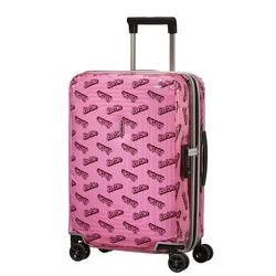 Vychutnejte si cestování ve velkém stylu s kufrem Neopulse z limitované řady Barbie, který byl navržen k oslavě 60. výročí této legendární panenky. Vychutnejte si cestování ve velkém stylu s kufrem Neopulse z limitované řady Barbie, který byl navržen k oslavě 60. výročí této legendární panenky.