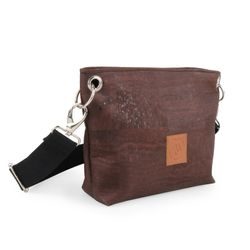 Kabelku můžete nosit pohodlně přes rameno nebo crossbody. Kabelku můžete nosit pohodlně přes rameno nebo crossbody.