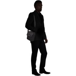 Textilní popruh je nastavitelný pro nošení přes rameno nebo crossbody. Textilní popruh je nastavitelný pro nošení přes rameno nebo crossbody.