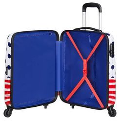Zavazadlo obsahuje uzamykatelné zipy s logem American Tourister, pevný tříčíselný zapuštěný zámek a hlavní úschovný prostor s dolním oddílem s popruhy a horním oddílem s dělící přepážkou na zip. Zavazadlo obsahuje uzamykatelné zipy s logem American Tourister, pevný tříčíselný zapuštěný zámek a hlavní úschovný prostor s dolním oddílem s popruhy a horním oddílem s dělící přepážkou na zip.