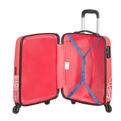 Trolerul include fermoare care se pot bloca cu logo-ul American Tourister, încuietoare cu cifru integrată și un compartiment de depozitare principal, cu parte inferioară cu bretele și o parte superioară cu un separator cu fermoar. Trolerul include fermoare care se pot bloca cu logo-ul American Tourister, încuietoare cu cifru integrată și un compartiment de depozitare principal, cu parte inferioară cu bretele și o parte superioară cu un separator cu fermoar.