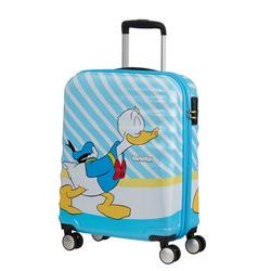 Barevné zavazadlo z kolekce Wavebreaker Disney od značky American Tourister inspirované světem Walta Disneyho.