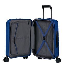 Úložný prostor disponuje dělící příčkou na zip a fixačními popruhy, které udrží obsah kufru na svém místě. Úložný prostor disponuje dělící příčkou na zip a fixačními popruhy, které udrží obsah kufru na svém místě.