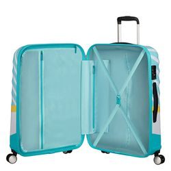 Trolerul include fermoare standard, încuietoare cu cifru integrată și un compartiment de depozitare principal, cu parte inferioară având curele și o parte superioară cu un separator cu fermoar. Trolerul include fermoare standard, încuietoare cu cifru integrată și un compartiment de depozitare principal, cu parte inferioară având curele și o parte superioară cu un separator cu fermoar.
