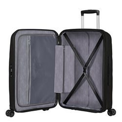 Uvnitř je k dispozici oboustranný balící systém s textilní přepážkou na zip, praktickými kapsami na zip a fixačními popruhy pro stabilizaci obsahu kufru. Uvnitř je k dispozici oboustranný balící systém s textilní přepážkou na zip, praktickými kapsami na zip a fixačními popruhy pro stabilizaci obsahu kufru.