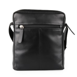 Partea din spate a genții messenger este completată cu un buzunar practic cu fermoar. Partea din spate a genții messenger este completată cu un buzunar practic cu fermoar.