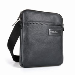 Geanta de umăr din piele pentru bărbați, de la brandul popular Calvin Klein, într-o dimensiune compactă, este un accesoriu excelent pentru purtarea zilnică. Geanta de umăr din piele pentru bărbați, de la brandul popular Calvin Klein, într-o dimensiune compactă, este un accesoriu excelent pentru purtarea zilnică.