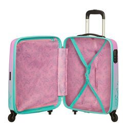 Batožina obsahuje uzamykateľné zipsy s logom American Tourister, pevný trojčíselný zapustený zámok a hlavné úschovný priestor s dolným oddielom s popruhmi a horným oddielom s deliacou prepážkou na zips. Batožina obsahuje uzamykateľné zipsy s logom American Tourister, pevný trojčíselný zapustený zámok a hlavné úschovný priestor s dolným oddielom s popruhmi a horným oddielom s deliacou prepážkou na zips.