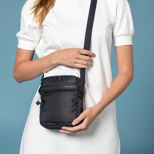 Môžete ju nosiť cez rameno aj crossbody. Popruh je nastaviteľný až na dĺžku 130 cm. HEDGREN, MÔŽETE JU NOSIŤ CEZ RAMENO AJ CROSSBODY. POPRUH JE NASTAVITEĽNÝ AŽ NA DĹŽKU 130 CM. - CROSSBODY KABELKY - KABELKY
