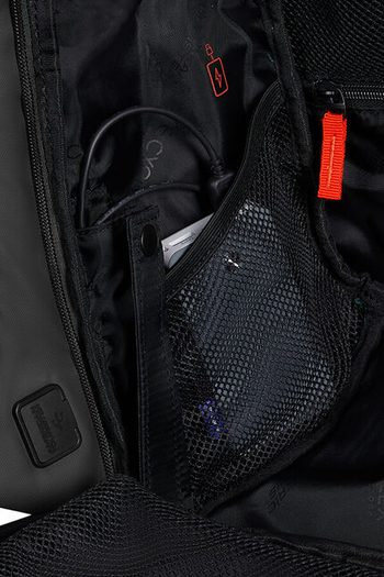 V jeho výbavě najdete také přihrádku na powerbanku. AMERICAN TOURISTER, V JEHO VÝBAVĚ NAJDETE TAKÉ PŘIHRÁDKU NA POWERBANKU. - BATOHY NA NOTEBOOK - BATOHY