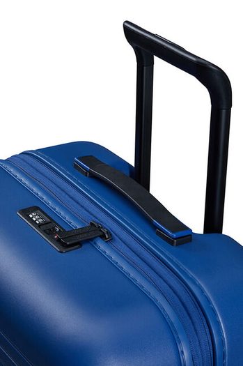 Samozřejmostí je integrovaný tříčíselný TSA zámek. AMERICAN TOURISTER, SAMOZŘEJMOSTÍ JE INTEGROVANÝ TŘÍČÍSELNÝ TSA ZÁMEK. - SKOŘEPINOVÉ KUFRY - CESTOVNÍ KUFRY A TAŠKY