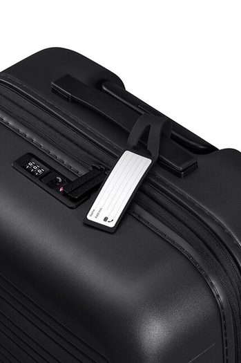 Součástí je integrovaná jmenovka. AMERICAN TOURISTER, SOUČÁSTÍ JE INTEGROVANÁ JMENOVKA. - SKOŘEPINOVÉ KUFRY - CESTOVNÍ KUFRY A TAŠKY