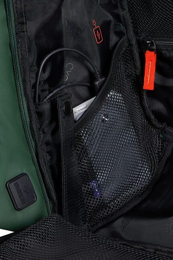 V jeho výbavě najdete také přihrádku na powerbanku. AMERICAN TOURISTER, V JEHO VÝBAVĚ NAJDETE TAKÉ PŘIHRÁDKU NA POWERBANKU. - BATOHY NA NOTEBOOK - BATOHY