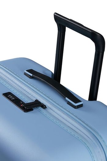 Samozřejmostí je integrovaný tříčíselný TSA zámek. AMERICAN TOURISTER, SAMOZŘEJMOSTÍ JE INTEGROVANÝ TŘÍČÍSELNÝ TSA ZÁMEK. - SKOŘEPINOVÉ KUFRY - CESTOVNÍ KUFRY A TAŠKY