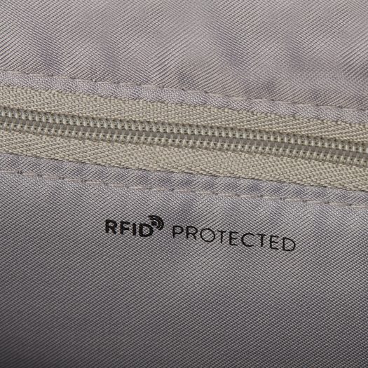 Súčasťou kabelky je špeciálna podšívka (RFID) na ochranu vašich kariet pred krádežami pomocou čítačiek a skenovania. HEDGREN, SÚČASŤOU KABELKY JE ŠPECIÁLNA PODŠÍVKA (RFID) NA OCHRANU VAŠICH KARIET PRED KRÁDEŽAMI POMOCOU ČÍTAČIEK A SKENOVANIA. - CROSSBODY KABELKY - KABELKY