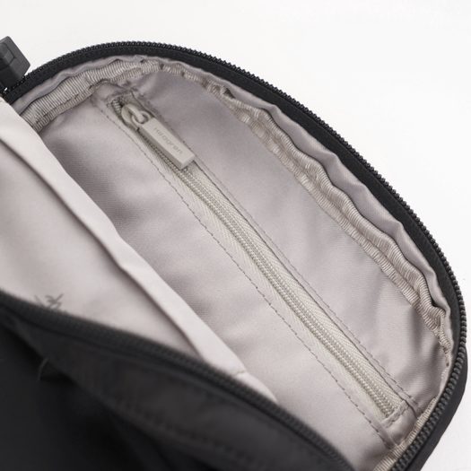 Vnútri je vybavená praktickými priehradkami a úchytmi na písacie potreby. HEDGREN, VNÚTRI JE VYBAVENÁ PRAKTICKÝMI PRIEHRADKAMI A ÚCHYTMI NA PÍSACIE POTREBY. - CROSSBODY KABELKY - KABELKY