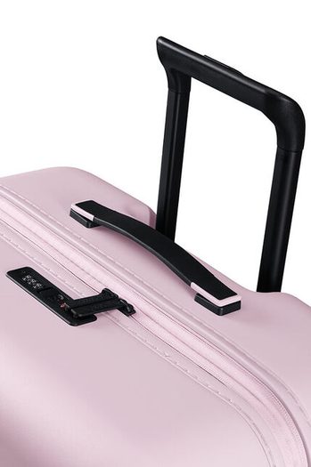 Samozřejmostí je integrovaný tříčíselný TSA zámek. AMERICAN TOURISTER, SAMOZŘEJMOSTÍ JE INTEGROVANÝ TŘÍČÍSELNÝ TSA ZÁMEK. - SKOŘEPINOVÉ KUFRY - CESTOVNÍ KUFRY A TAŠKY