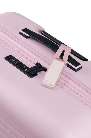 Součástí je integrovaná jmenovka. AMERICAN TOURISTER, SOUČÁSTÍ JE INTEGROVANÁ JMENOVKA. - SKOŘEPINOVÉ KUFRY - CESTOVNÍ KUFRY A TAŠKY