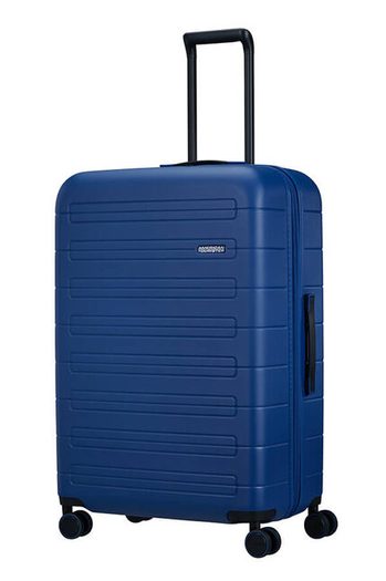 V jeho výbavě jsou 4 dvojitá kolečka otočná o 360°, výsuvná polohovatelná rukojeť i horní a boční madlo. AMERICAN TOURISTER, V JEHO VÝBAVĚ JSOU 4 DVOJITÁ KOLEČKA OTOČNÁ O 360°, VÝSUVNÁ POLOHOVATELNÁ RUKOJEŤ I HORNÍ A BOČNÍ MADLO. - SKOŘEPINOVÉ KUFRY - CESTOVNÍ KUFRY A TAŠKY