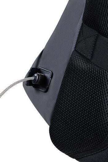 Součástí je integrovaný USB port pro nabíjení vaší elektroniky na cestách. AMERICAN TOURISTER, SOUČÁSTÍ JE INTEGROVANÝ USB PORT PRO NABÍJENÍ VAŠÍ ELEKTRONIKY NA CESTÁCH. - BATOHY NA NOTEBOOK - BATOHY