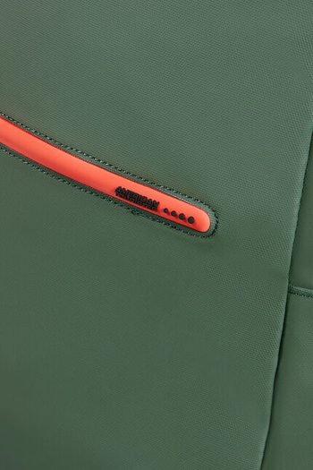 Voděodolný povrch ochrání obsah batohu při nepříznivém počasí. AMERICAN TOURISTER, VODĚODOLNÝ POVRCH OCHRÁNÍ OBSAH BATOHU PŘI NEPŘÍZNIVÉM POČASÍ. - BATOHY NA NOTEBOOK - BATOHY