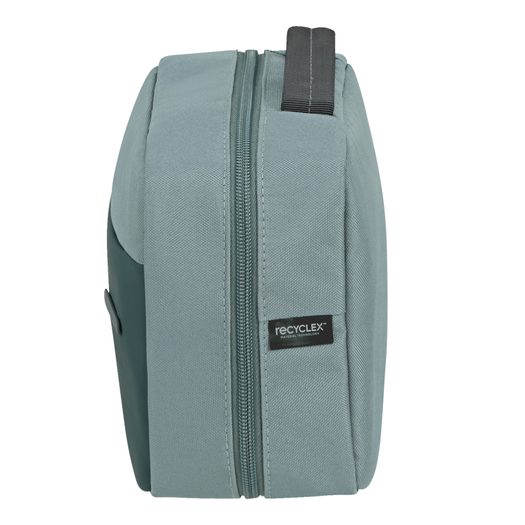 Kozmetická taška je vyrobená z kombinácie materiálov 50% RPET + 50% polyuretán. SAMSONITE, KOZMETICKÁ TAŠKA JE VYROBENÁ Z KOMBINÁCIE MATERIÁLOV 50% RPET + 50% POLYURETÁN. - KOZMETICKÉ A TOALETNÉ TAŠKY - CESTOVNÉ KUFRE A TAŠKY