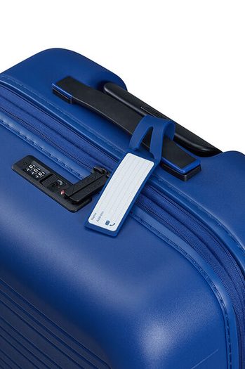Součástí je integrovaná jmenovka. AMERICAN TOURISTER, SOUČÁSTÍ JE INTEGROVANÁ JMENOVKA. - SKOŘEPINOVÉ KUFRY - CESTOVNÍ KUFRY A TAŠKY