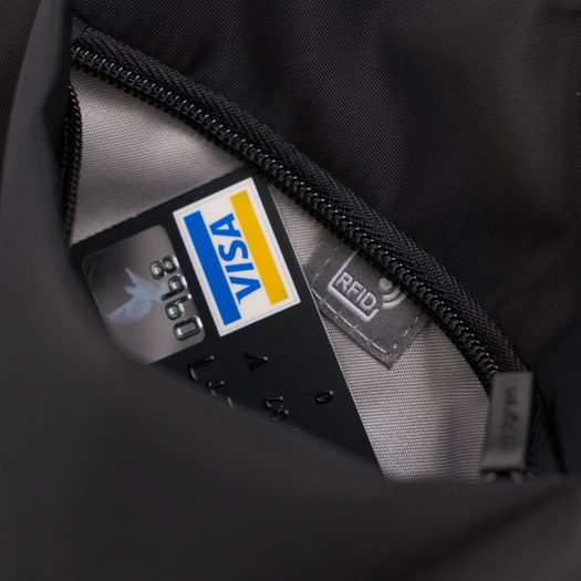 Súčasťou kabelky je špeciálna podšívka (RFID) na ochranu vašich kariet pred krádežami pomocou čítačiek a skenovania. HEDGREN, SÚČASŤOU KABELKY JE ŠPECIÁLNA PODŠÍVKA (RFID) NA OCHRANU VAŠICH KARIET PRED KRÁDEŽAMI POMOCOU ČÍTAČIEK A SKENOVANIA. - CROSSBODY KABELKY - KABELKY