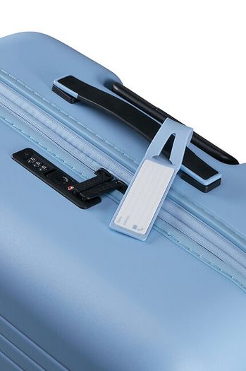 Součástí je integrovaná jmenovka. AMERICAN TOURISTER, SOUČÁSTÍ JE INTEGROVANÁ JMENOVKA. - SKOŘEPINOVÉ KUFRY - CESTOVNÍ KUFRY A TAŠKY