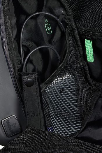 V jeho výbavě najdete také přihrádku na powerbanku. AMERICAN TOURISTER, V JEHO VÝBAVĚ NAJDETE TAKÉ PŘIHRÁDKU NA POWERBANKU. - BATOHY NA NOTEBOOK - BATOHY
