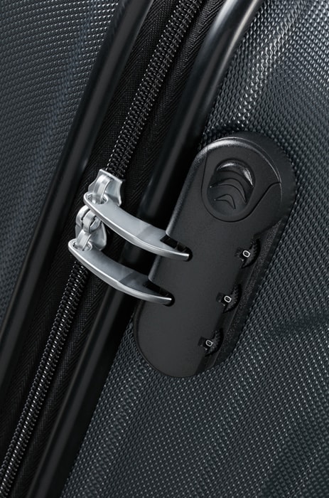De asemenea este prevăzut cu fermoare de calitate, mâner superior pentru ridicare ușoară și patru roți duble pentru o manipulare ușoară. AMERICAN TOURISTER, DE ASEMENEA ESTE PREVĂZUT CU FERMOARE DE CALITATE, MÂNER SUPERIOR PENTRU RIDICARE UȘOARĂ ȘI PATRU ROȚI DUBLE PENTRU O MANIPULARE UȘOARĂ. - BAGAJE DE MÂNĂ - TROLERE ȘI GENȚI DE VOIAJ
