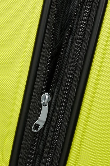 Pre pohodlné prevážanie z miesta na miesto je kufor vybavený štyrmi kolieskami, s ktorými sa jednoducho manipuluje. AMERICAN TOURISTER, PRE POHODLNÉ PREVÁŽANIE Z MIESTA NA MIESTO JE KUFOR VYBAVENÝ ŠTYRMI KOLIESKAMI, S KTORÝMI SA JEDNODUCHO MANIPULUJE. - ŠKRUPINOVÉ KUFRE - CESTOVNÉ KUFRE A TAŠKY