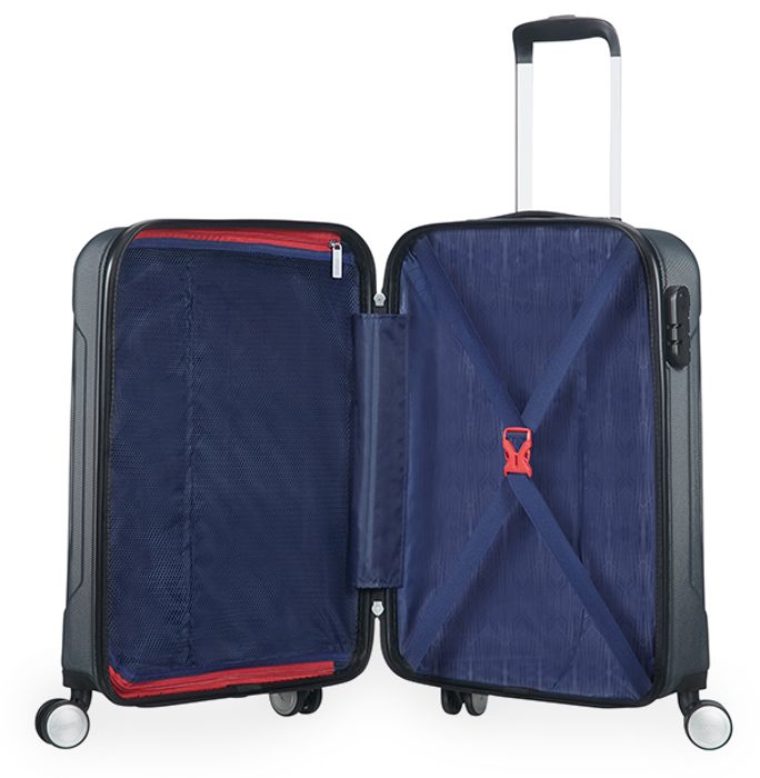 În ceea ce privește spațiul de depozitare, trolerul este echipat cu bretele pentru fixarea conținutului în spațiul inferior și un separator în spațiul superior. AMERICAN TOURISTER, ÎN CEEA CE PRIVEȘTE SPAȚIUL DE DEPOZITARE, TROLERUL ESTE ECHIPAT CU BRETELE PENTRU FIXAREA CONȚINUTULUI ÎN SPAȚIUL INFERIOR ȘI UN SEPARATOR ÎN SPAȚIUL SUPERIOR. - BAGAJE DE MÂNĂ - TROLERE ȘI GENȚI DE VOIAJ