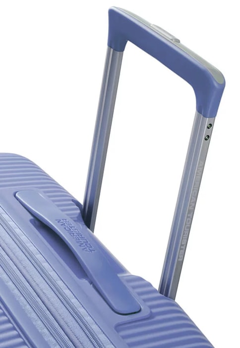 Snadnou manipulaci umožňuje polohovatelná trolej s nastavitelnou délkou a dvě madla (horní a boční). AMERICAN TOURISTER, SNADNOU MANIPULACI UMOŽŇUJE POLOHOVATELNÁ TROLEJ S NASTAVITELNOU DÉLKOU A DVĚ MADLA (HORNÍ A BOČNÍ). - SKOŘEPINOVÉ KUFRY - CESTOVNÍ KUFRY A TAŠKY