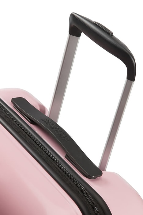 V jeho výbavě dále najdete odolnou výsuvnou rukojeť, která usnadňuje zvedání a přenášení zavazadla. AMERICAN TOURISTER, V JEHO VÝBAVĚ DÁLE NAJDETE ODOLNOU VÝSUVNOU RUKOJEŤ, KTERÁ USNADŇUJE ZVEDÁNÍ A PŘENÁŠENÍ ZAVAZADLA. - PŘÍRUČNÍ ZAVAZADLA - CESTOVNÍ KUFRY A TAŠKY