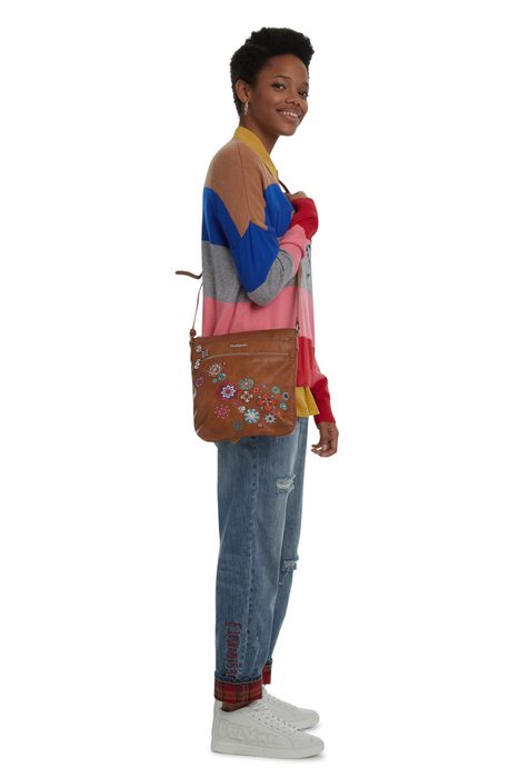 Je určená na nosenie cez rameno alebo crossbody. Popruh je nastaviteľný až na dĺžku 135 cm. DESIGUAL, JE URČENÁ NA NOSENIE CEZ RAMENO ALEBO CROSSBODY. POPRUH JE NASTAVITEĽNÝ AŽ NA DĹŽKU 135 CM. - CROSSBODY KABELKY - KABELKY