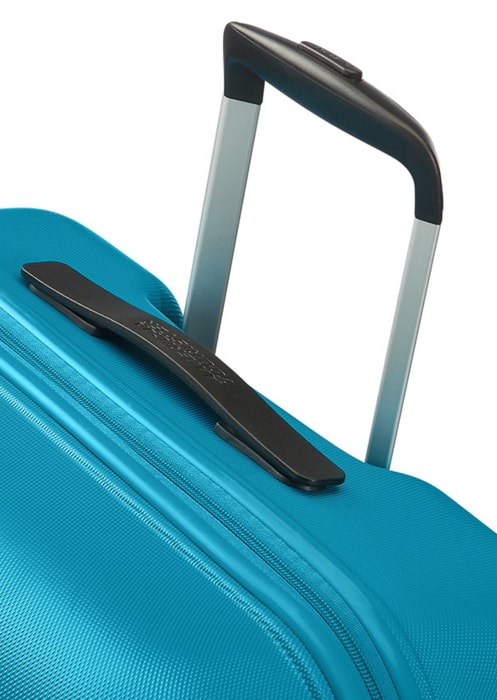 V jeho výbavě dále najdete odolnou výsuvnou rukojeť, která usnadňuje zvedání a přenášení zavazadla. AMERICAN TOURISTER, V JEHO VÝBAVĚ DÁLE NAJDETE ODOLNOU VÝSUVNOU RUKOJEŤ, KTERÁ USNADŇUJE ZVEDÁNÍ A PŘENÁŠENÍ ZAVAZADLA. - PŘÍRUČNÍ ZAVAZADLA - CESTOVNÍ KUFRY A TAŠKY