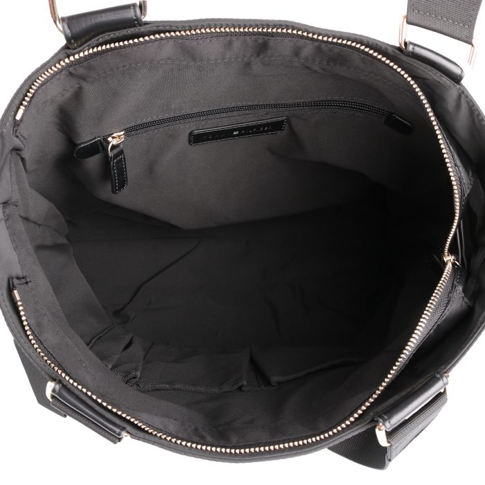 V hlavním úložném prostoru, který se uzavírá pomocí zipu, naleznete jednu kapsu na zip, dvě otevřené kapsy a dvě poutka na pera. TOMMY HILFIGER, V HLAVNÍM ÚLOŽNÉM PROSTORU, KTERÝ SE UZAVÍRÁ POMOCÍ ZIPU, NALEZNETE JEDNU KAPSU NA ZIP, DVĚ OTEVŘENÉ KAPSY A DVĚ POUTKA NA PERA. - SHOPPER KABELKY - KABELKY