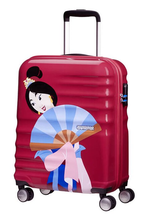 Neodolatelný skořepinový kufr na čtyřech kolečkách vhodný na palubu letadla od značky American Tourister s motivem ikonických princezen z vašich nejoblíbenějších pohádek. AMERICAN TOURISTER, NEODOLATELNÝ SKOŘEPINOVÝ KUFR NA ČTYŘECH KOLEČKÁCH VHODNÝ NA PALUBU LETADLA OD ZNAČKY AMERICAN TOURISTER S MOTIVEM IKONICKÝCH PRINCEZEN Z VAŠICH NEJOBLÍBENĚJŠÍCH POHÁDEK. - PŘÍRUČNÍ ZAVAZADLA - CESTOVNÍ KUFRY A TAŠKY