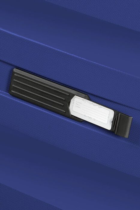 Na zadní straně je kufr doplněn integrovanou jmenovkou. AMERICAN TOURISTER, NA ZADNÍ STRANĚ JE KUFR DOPLNĚN INTEGROVANOU JMENOVKOU. - SKOŘEPINOVÉ KUFRY - CESTOVNÍ KUFRY A TAŠKY