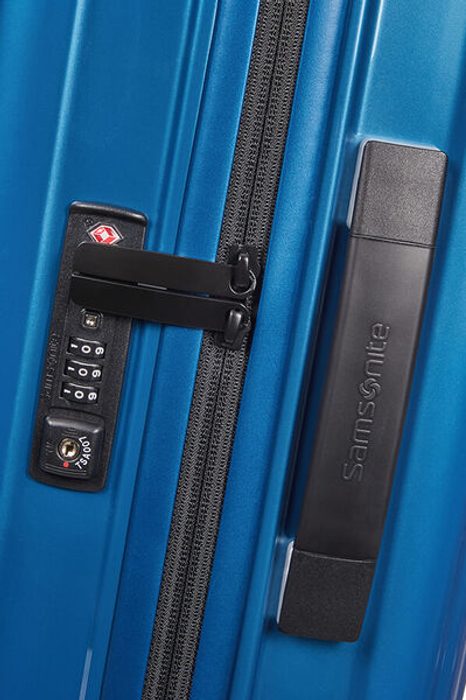 Dispune de o încuietoare TSA combinată cu trei cifre pentru călătorii în siguranță SAMSONITE, DISPUNE DE O ÎNCUIETOARE TSA COMBINATĂ CU TREI CIFRE PENTRU CĂLĂTORII ÎN SIGURANȚĂ - TROLERE RIGIDE - TROLERE ȘI GENȚI DE VOIAJ