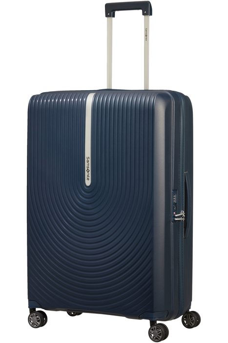 V jeho výbavě jsou 4 tichá dvojitá kolečka pro hladký pojezd. Samozřejmostí je horní a boční madlo a výsuvná rukojeť a s aretací. SAMSONITE, V JEHO VÝBAVĚ JSOU 4 TICHÁ DVOJITÁ KOLEČKA PRO HLADKÝ POJEZD. SAMOZŘEJMOSTÍ JE HORNÍ A BOČNÍ MADLO A VÝSUVNÁ RUKOJEŤ A S ARETACÍ. - SKOŘEPINOVÉ KUFRY - CESTOVNÍ KUFRY A TAŠKY