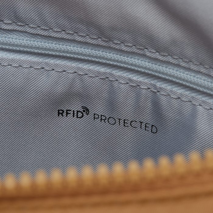 Součástí kabelky jsou také dvě vnější kapsy na zip a speciální materiál podporující funkci RFID pro ochranu vašich osobních údajů. HEDGREN, SOUČÁSTÍ KABELKY JSOU TAKÉ DVĚ VNĚJŠÍ KAPSY NA ZIP A SPECIÁLNÍ MATERIÁL PODPORUJÍCÍ FUNKCI RFID PRO OCHRANU VAŠICH OSOBNÍCH ÚDAJŮ. - KABELKY PŘES RAMENO - KABELKY
