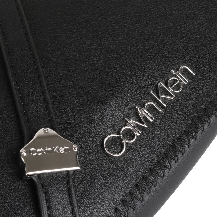 Kabelka Mellow je vyrobena ze syntetické kůže v hladké úpravě. Kovové detaily mají stříbrnou barvu. CALVIN KLEIN, KABELKA MELLOW JE VYROBENA ZE SYNTETICKÉ KŮŽE V HLADKÉ ÚPRAVĚ. KOVOVÉ DETAILY MAJÍ STŘÍBRNOU BARVU. - CROSSBODY KABELKY - KABELKY