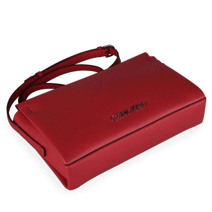 Do kabelky Calvin Klein lze umístit doklady formátu A6. CALVIN KLEIN, DO KABELKY CALVIN KLEIN LZE UMÍSTIT DOKLADY FORMÁTU A6. - CROSSBODY KABELKY - KABELKY