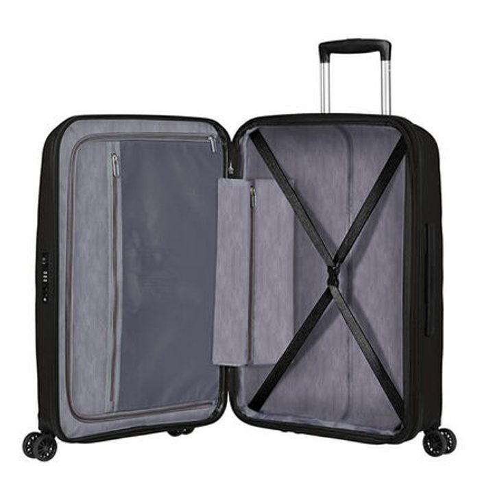 Uvnitř je k dispozici oboustranný balící systém s textilní přepážkou na zip, praktickými kapsami na zip a fixačními popruhy pro stabilizaci obsahu kufru. AMERICAN TOURISTER, UVNITŘ JE K DISPOZICI OBOUSTRANNÝ BALÍCÍ SYSTÉM S TEXTILNÍ PŘEPÁŽKOU NA ZIP, PRAKTICKÝMI KAPSAMI NA ZIP A FIXAČNÍMI POPRUHY PRO STABILIZACI OBSAHU KUFRU. - SKOŘEPINOVÉ KUFRY - CESTOVNÍ KUFRY A TAŠKY