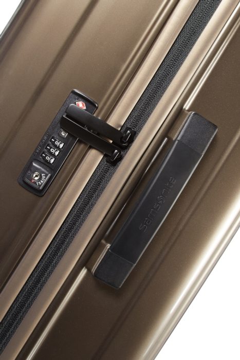 Dispune de o încuietoare TSA combinată cu trei cifre pentru călătorii în siguranță SAMSONITE, DISPUNE DE O ÎNCUIETOARE TSA COMBINATĂ CU TREI CIFRE PENTRU CĂLĂTORII ÎN SIGURANȚĂ - TROLERE RIGIDE - TROLERE ȘI GENȚI DE VOIAJ