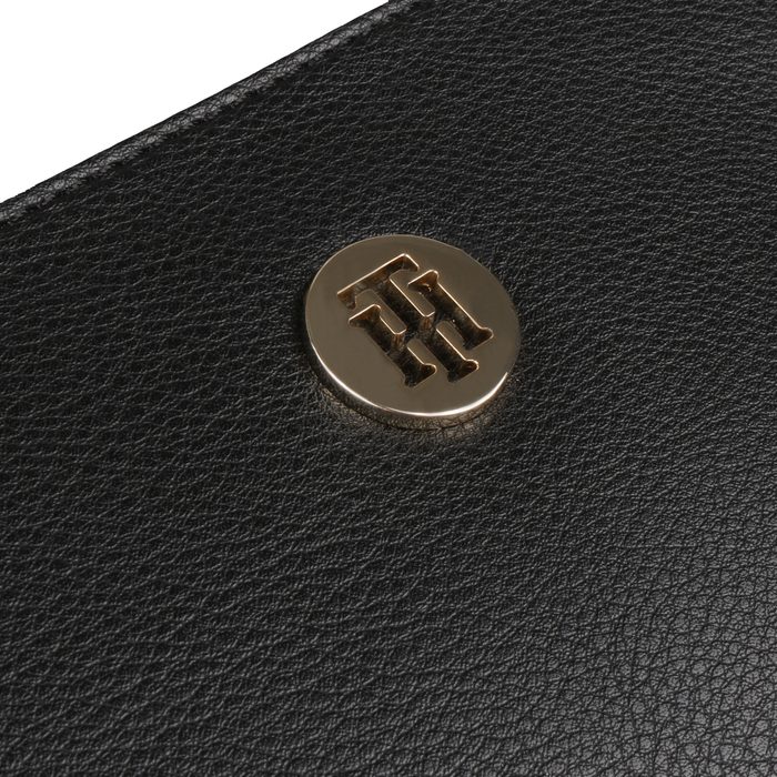 Přední stranu dámské kabelky Tommy zdobí decentní logo značky. TOMMY HILFIGER, PŘEDNÍ STRANU DÁMSKÉ KABELKY TOMMY ZDOBÍ DECENTNÍ LOGO ZNAČKY. - CROSSBODY KABELKY - KABELKY